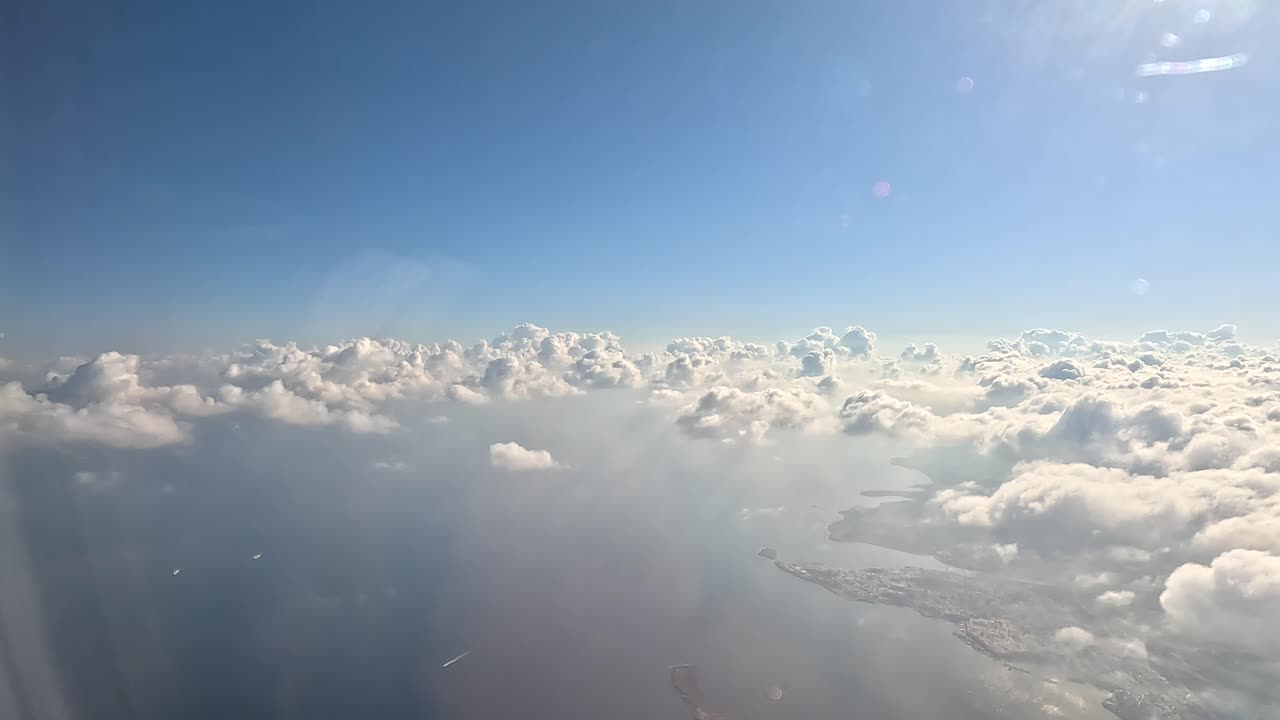Luftfoto af solopgang gennem et flyvindue om morgenen.