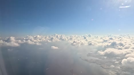 Luftaufnahme-Des-Sonnenaufgangs-Durch-Das-Flugzeugfenster-Am-Morgen