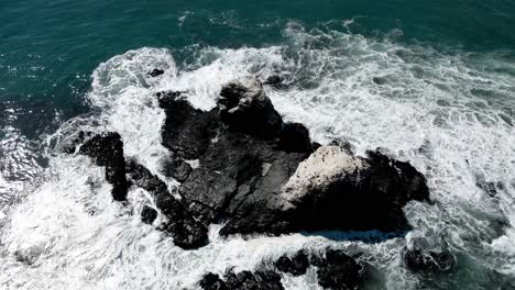 órbita aérea de las rocas de punta de lobos con pájaros en la parte superior en un día soleado