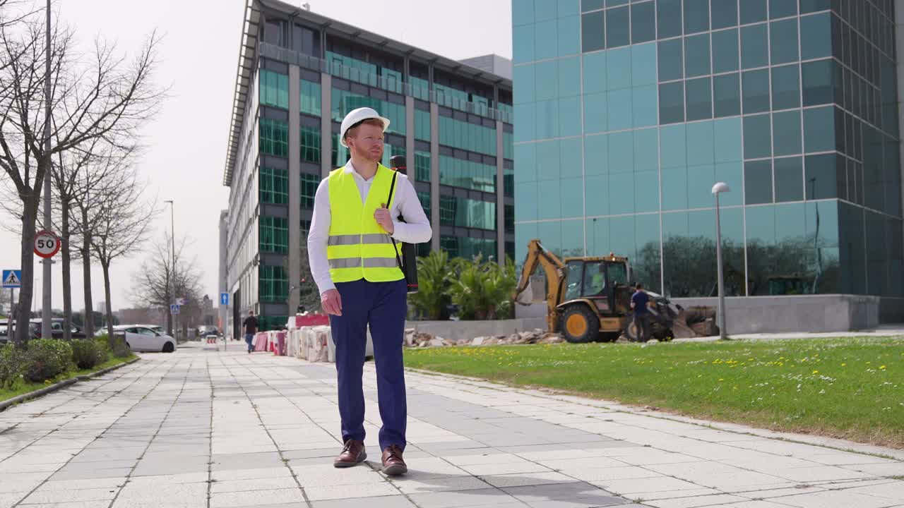 Obrero de la construcción delante del edificio