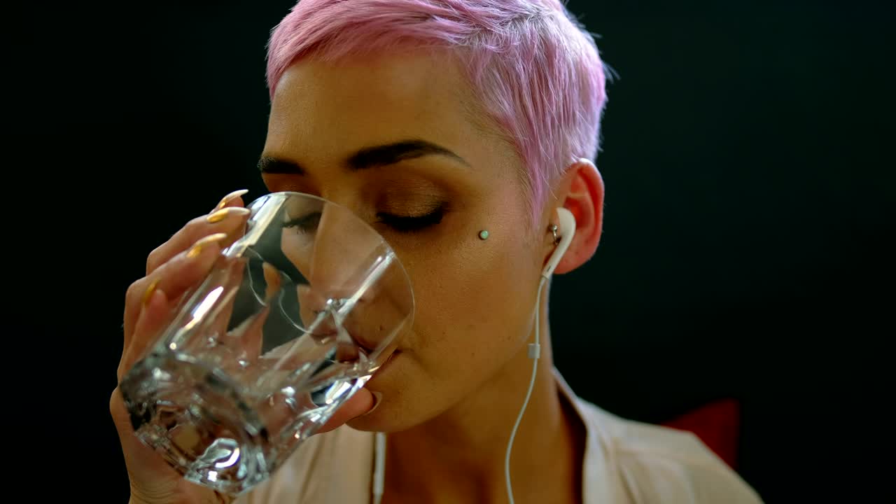 mujer escuchando música en una computadora portátil en un café 4k