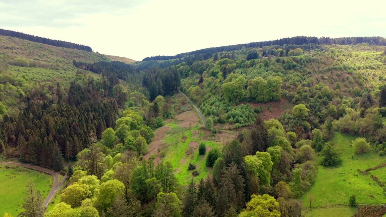 Video aéreo amplio 4K a 60FPS de Glenariff en el Condado de Antrim, Irlanda del Norte en el Reino Unido. Producido en 3840x2160 y con color Rec709