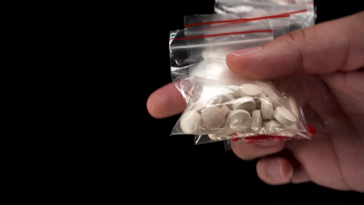 모네로 xmr 암호화폐는 암시장 마약, 알약과 코카인 검정색 배경 btc 4k로 가득 찬 많은 작은 투명 가방을 구입하는 데 사용됩니다.