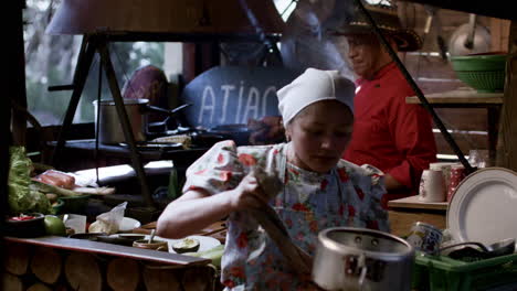 Gente-Trabajando-En-Un-Restaurante