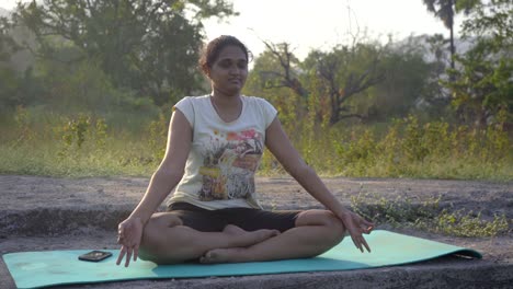 Dorothy-Haciendo-Yoga-Sentado-Orando-A-Contraluz-La-Luz-Del-Sol-Amanecer-Atardecer-India-Mumbai-Thane-Junto-Al-Lago