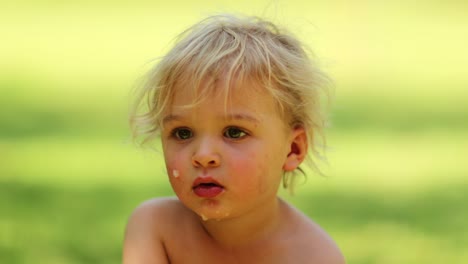 retrato casual de un niño pequeño mirando fuera de la cámara contemplando y viviendo en el momento. resolución de clip de 4k del niño pensando