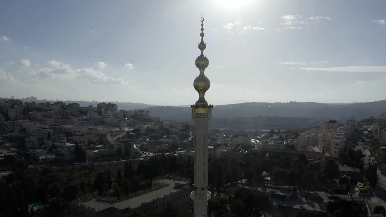 el minarete de la torre de la mezquita dorada en beit hanina, jerusalén, aéreo