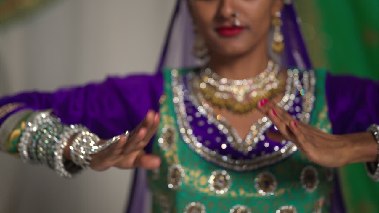 cabeza y hombros toma de estudio de una mujer sonriente bailarina de kathak realizando un baile vestida con el vestido tradicional indio 3