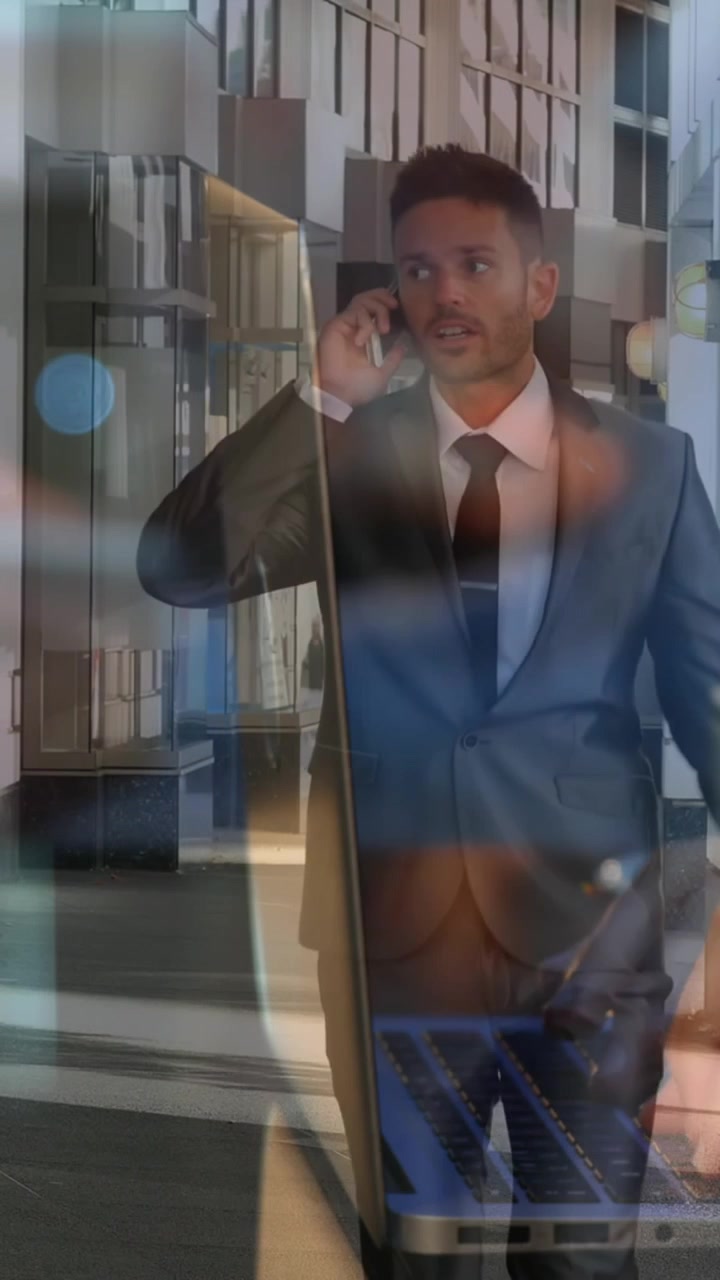 Empresário em chamada telefônica com sobreposição digital abstrata na cidade.