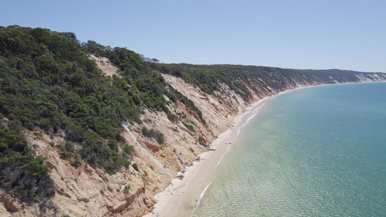 volando por la costa de la playa del arco iris con acantilados de arena con vegetación en cooloola, queensland, australia