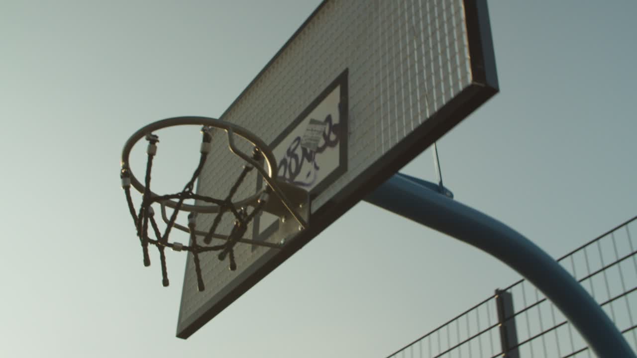 un anillo de baloncesto en el parque público al atardecer