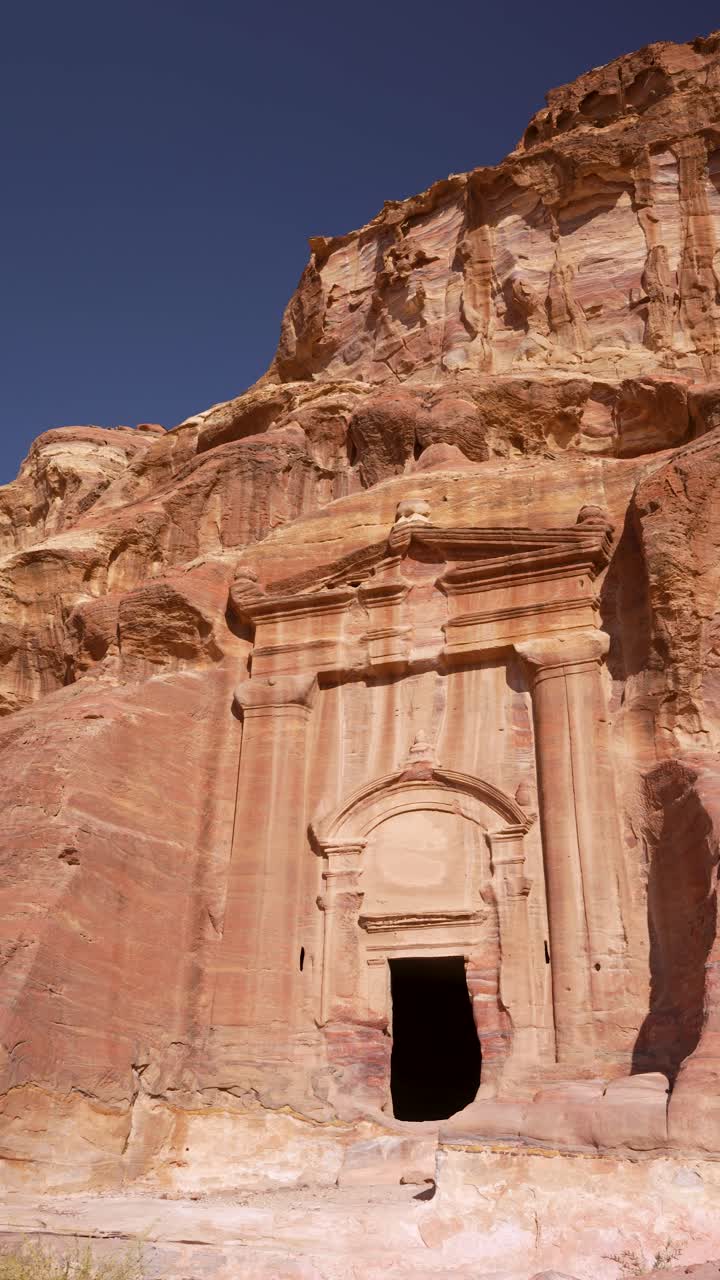Verticale. Ingresso di una tomba scavata nell'arenaria presso lo storico complesso di Petra.