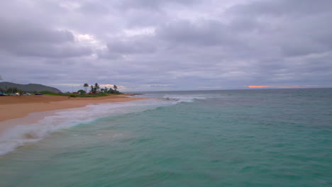 Oahu-Hawaii-Costa-Y-Playa-De-Arena-Y-Océano-Pacífico-Al-Amanecer