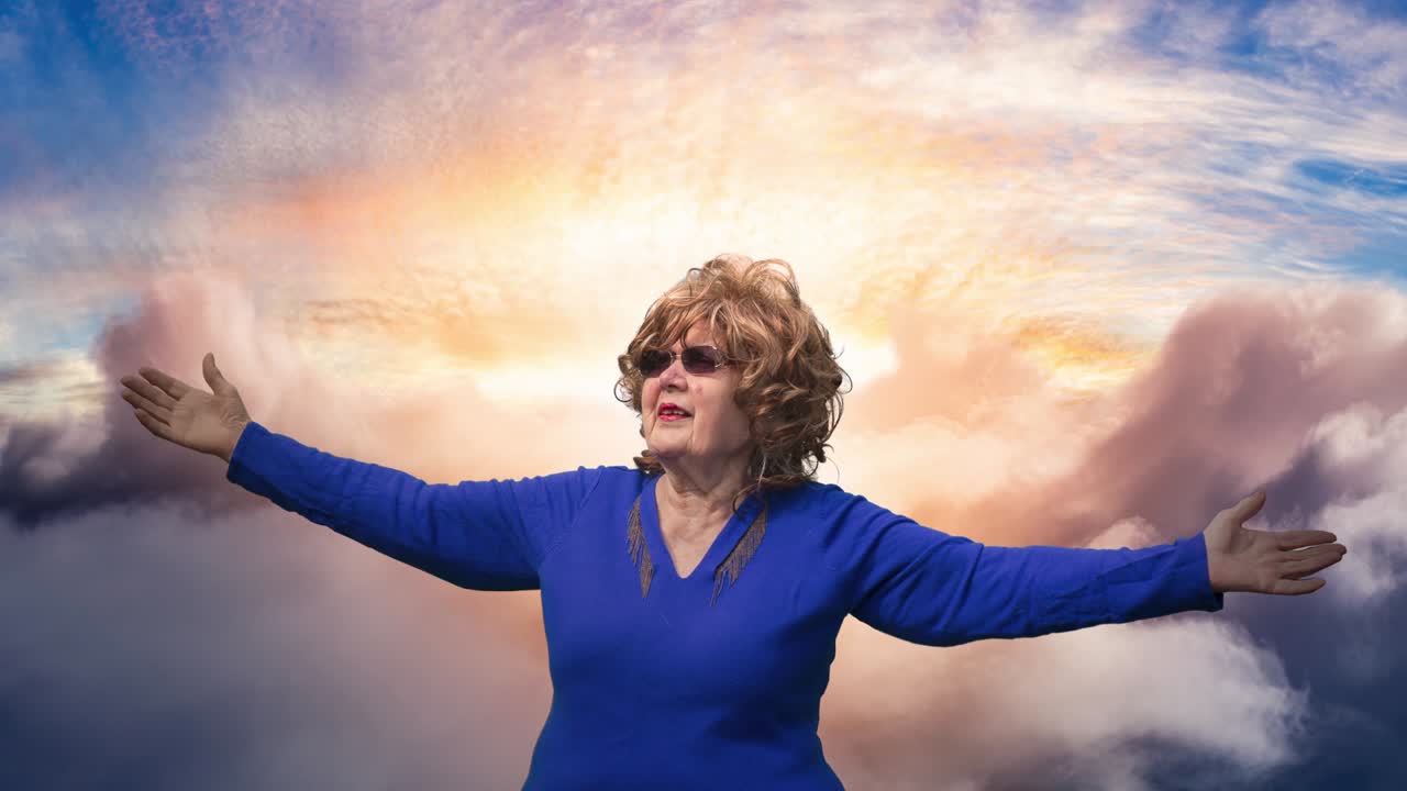 animación en bucle continuo de cinemagraph de una mujer anciana con las manos abiertas