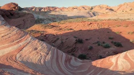 Kamera-Neigt-Sich-In-Zeitlupe-Auf-Die-Feuerwelle-Im-Valley-Of-Fire-State-Park,-Nevada,-USA