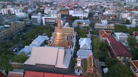 Wat-Bowonniwet-golden-roof-temple