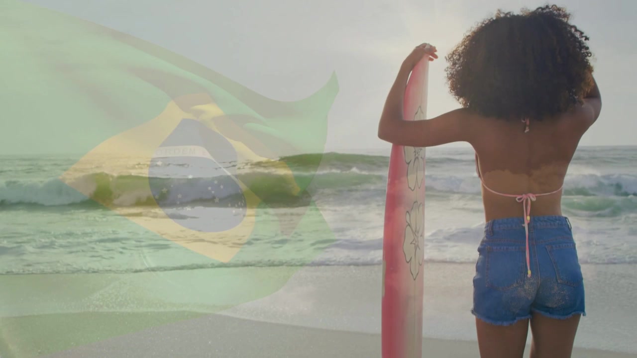 Wellen, die eine Frau dazu anregen, ihr pinkes Surfbrett vorzubereiten, Brasilien-Reiseflaggen-Überlagerung links von ihr schwebend