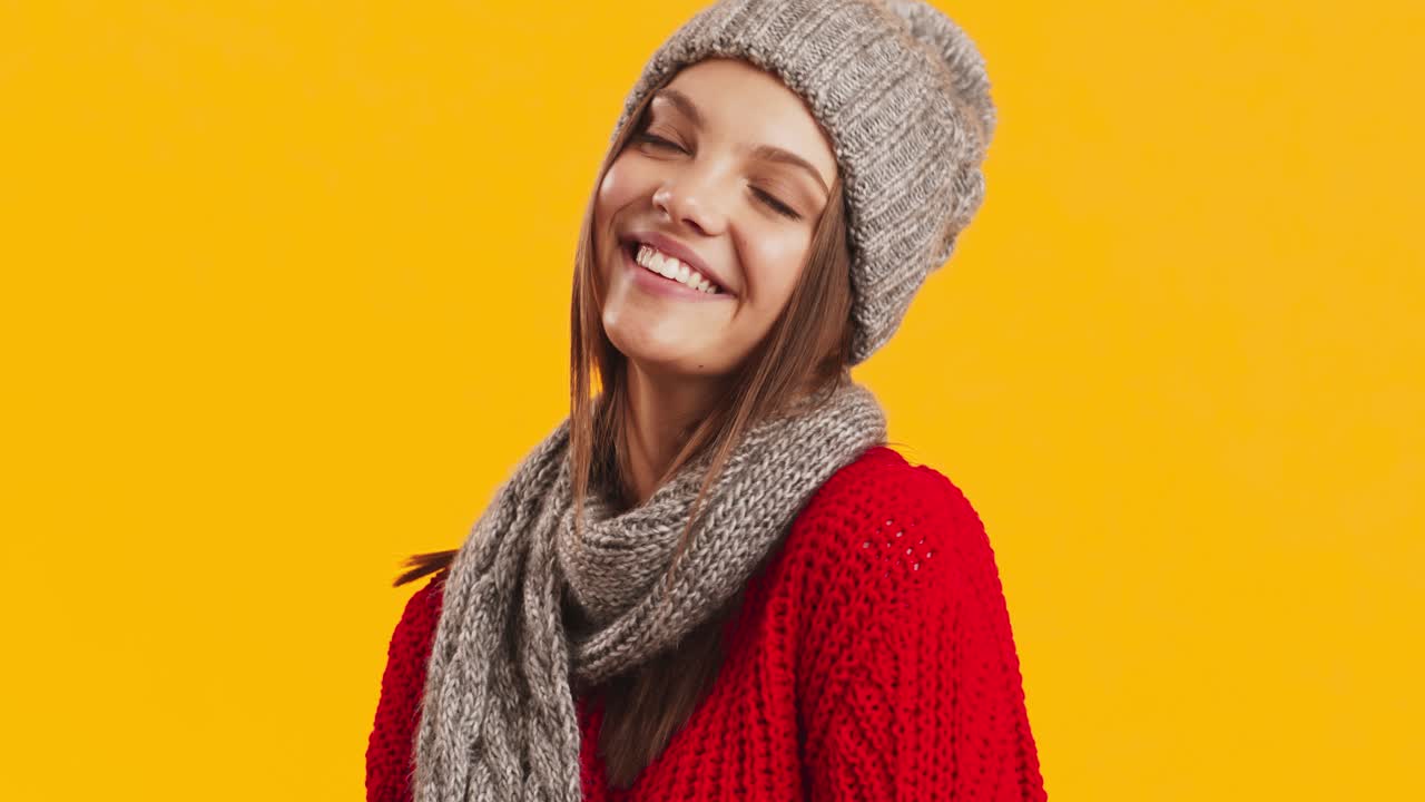 mujer sonriente en traje de invierno
