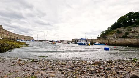 barcos que navegan hacia el muelle en dysart