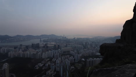 Paisaje-Urbano-De-Hong-Kong-Que-Va-Del-Día-A-La-Noche-En-Un-Lapso-De-Tiempo-Filmado-Desde-El-Pico-De-Kowloon-Y-Su-Famoso-Acantilado