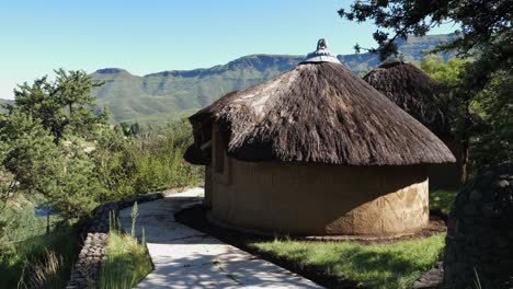 vivienda tradicional de yeso redondo decorada en las montañas de lesotho