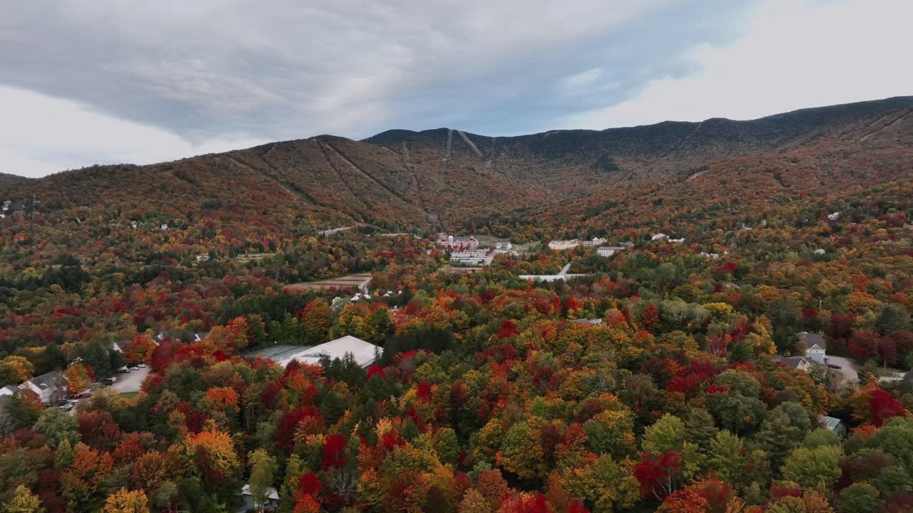 vista panorámica al anochecer del complejo de sugarbush en colores de otoño en warren, vermont