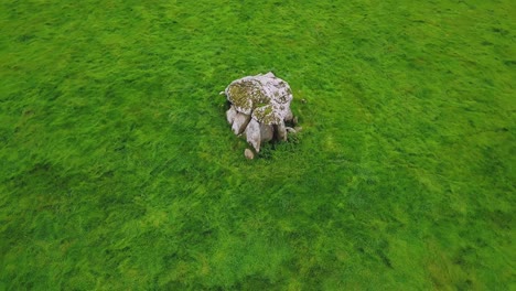 Haroldstown-Dolmen-Drohne-POV-Aufnahme