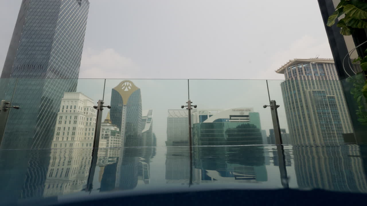 piscina en la azotea con el horizonte de Bangkok a lo lejos