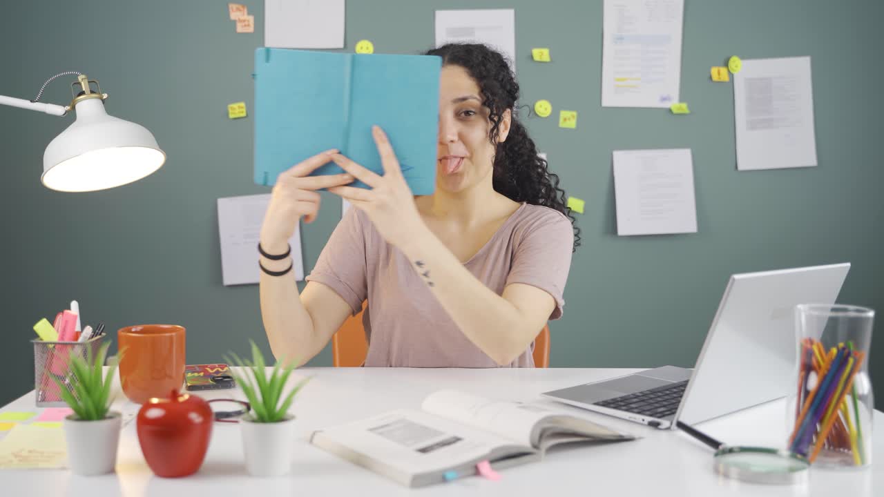 una estudiante divertida y alegre.