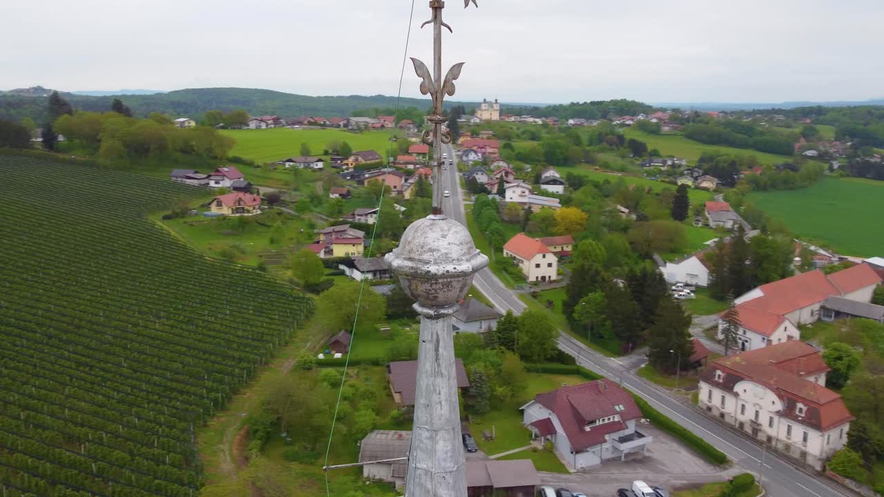 en órbita alrededor de un edificio alto y delgado en slovenska bistrica, eslovenia