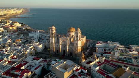 4K-Kino-Luftaufnahme-Des-Stadtzentrums-Von-Cadiz