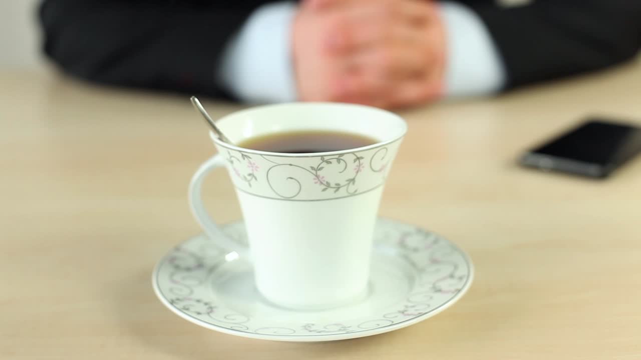 사무실에서 커피를 마시는 사업가