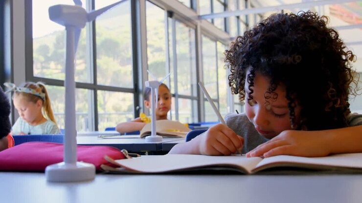 Aluno estudando na carteira na sala de aula 4K