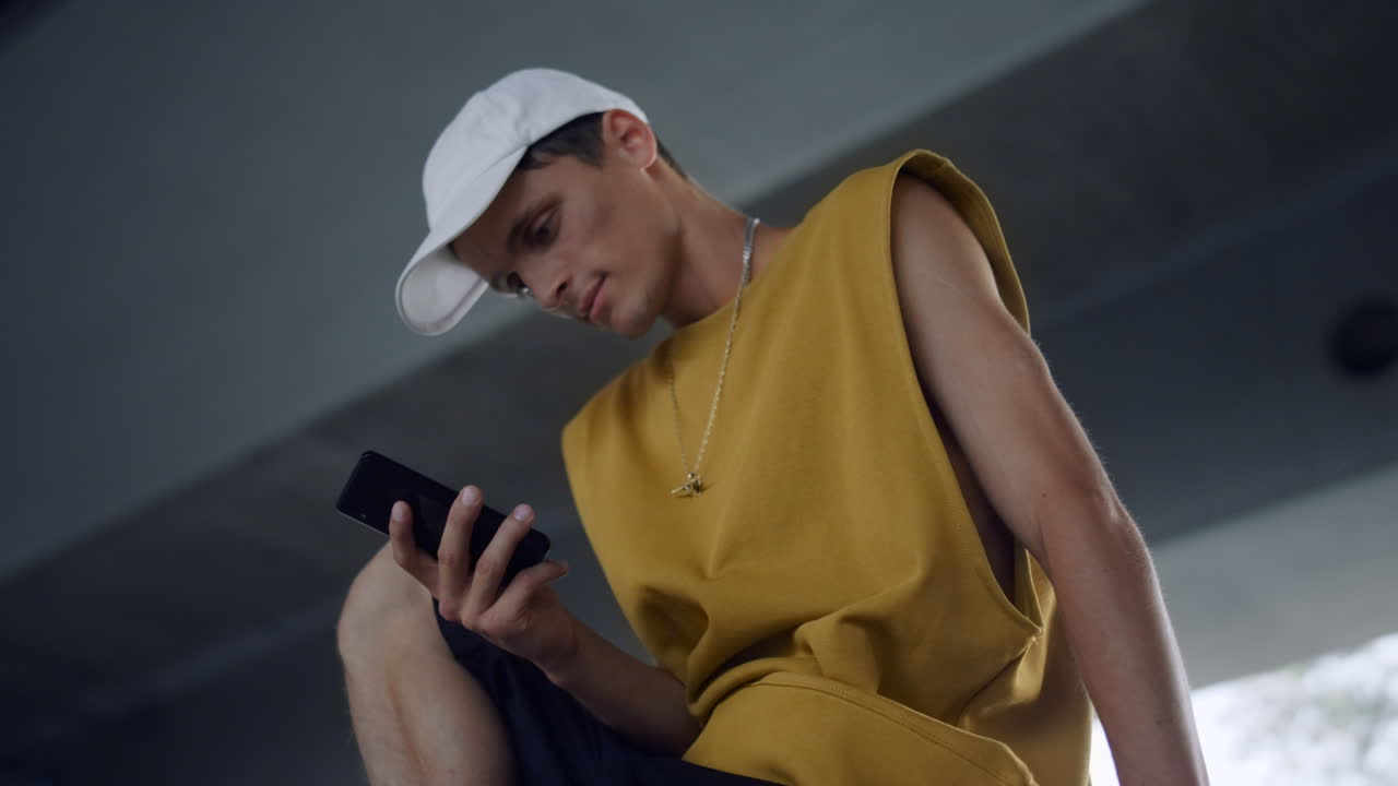 즐거운  ⁇ 스터 스마트폰 화면. 예쁜 남자가 비디오를 보고 있습니다.