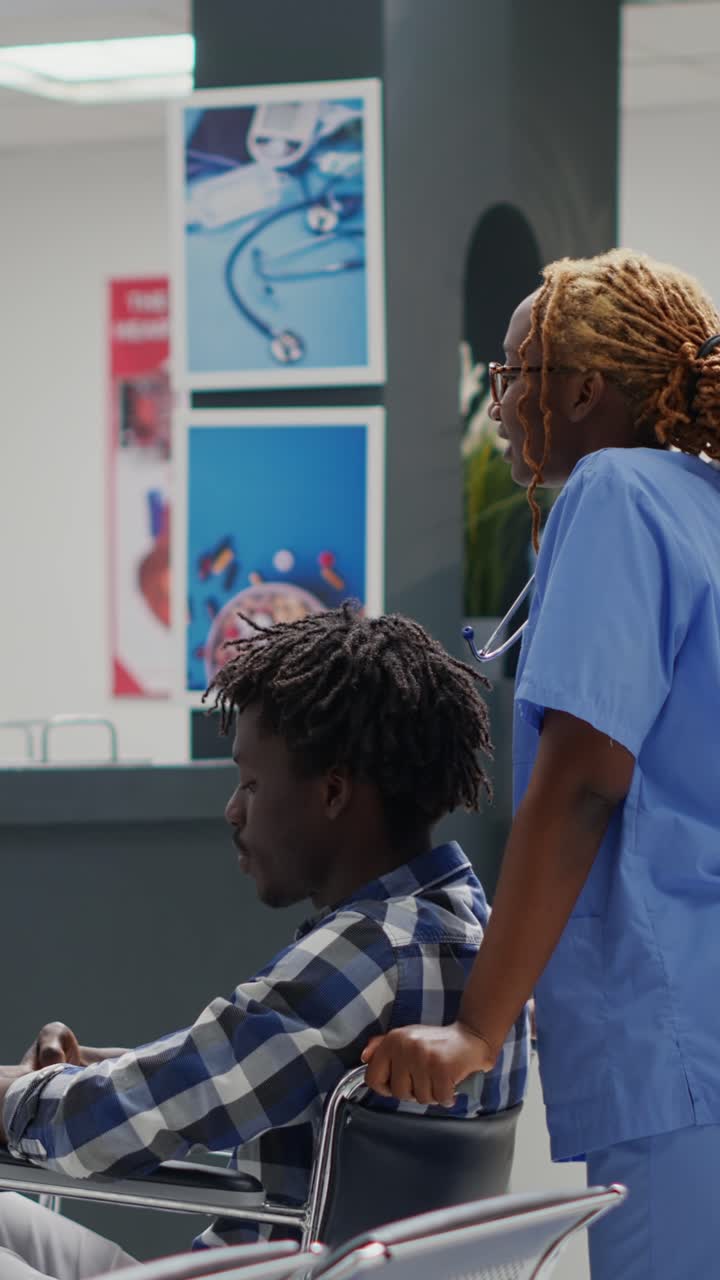 Video verticale: medico che consulta un utente su sedia a rotelle con disabilità
