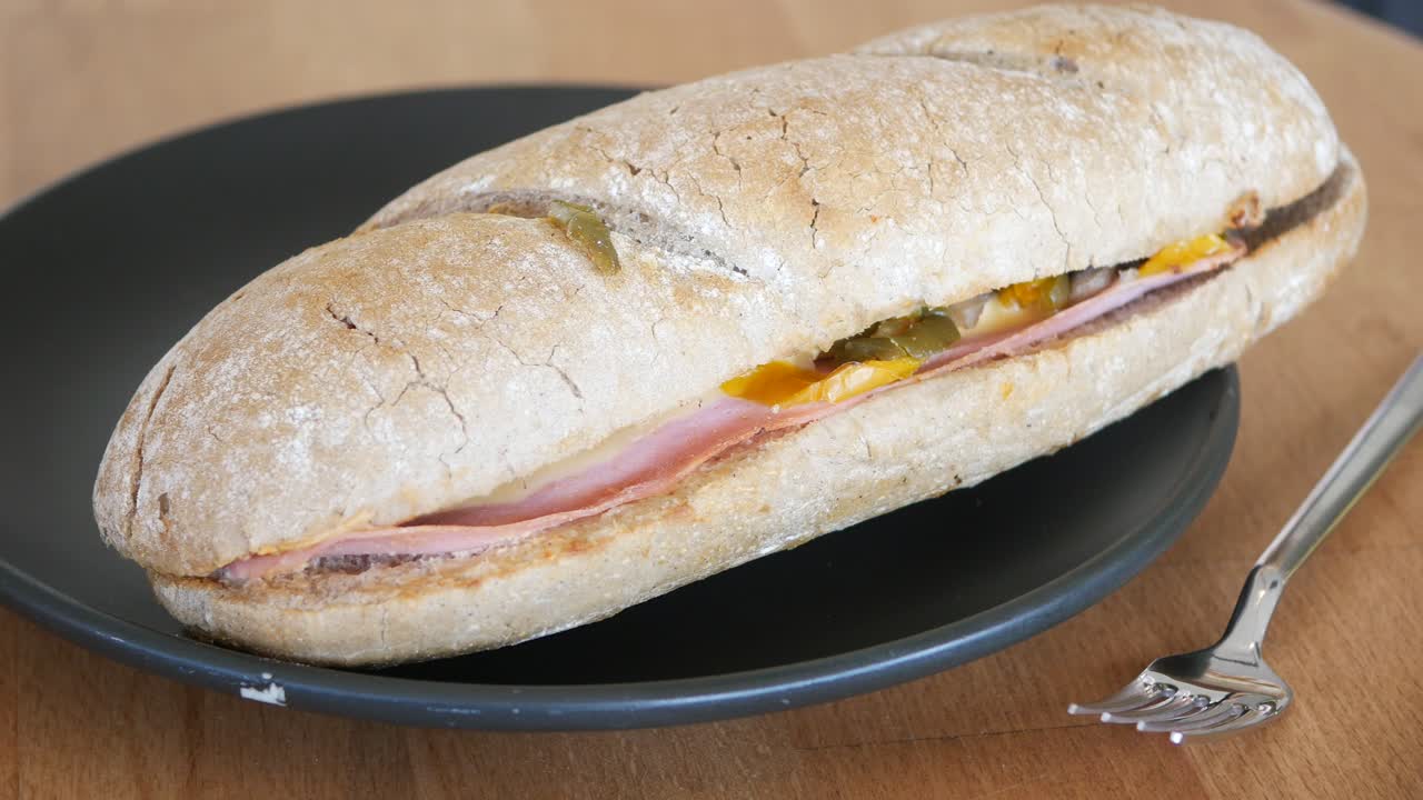 sándwich de jamón y queso en baguete de trigo entero
