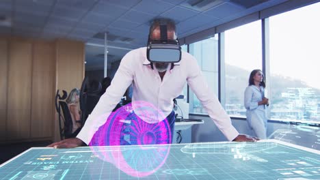 animation eines geschäftsmannes, der ein vr-headset mit einem 3d-plan auf einem tisch trägt