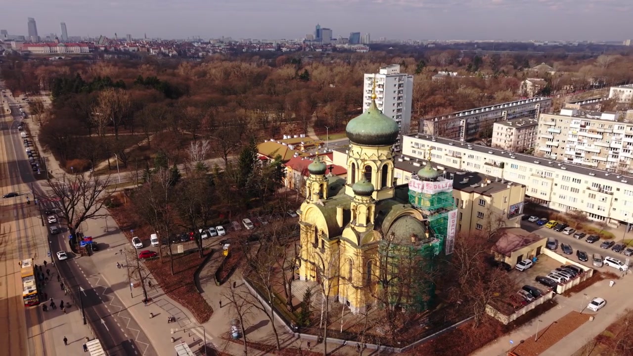 Vista aérea de restauração da Igreja Ortodoxa de Varsóvia em reparação, perspectiva de conservacionista com andaimes visíveis e rede verde, zonas de equipamento, ruas próximas e área de parque, inverno ameno.