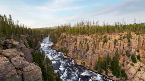 South-Yellowstone-Teton-Grand-National-Park-Lewis-Fall-Wasserfall-Eingang-Am-Späten-Nachmittag-Sonnenuntergang-Atemberaubender-Yellowstone-River-Aussichtspunkt-Wunderschöner-Herbst-Herbst-Oktober-Schwenk-Nach-Links-Langsame-Bewegung