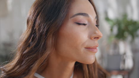 hermosa cara de mujer mirando a la cámara con una sonrisa suave en el primer plano de la terraza de la luz del sol