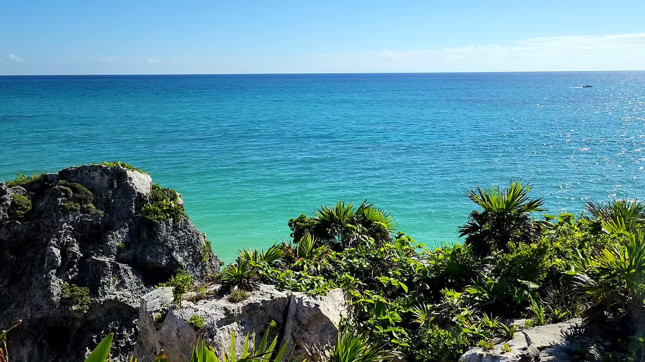 은 오후에 해변의 풍경