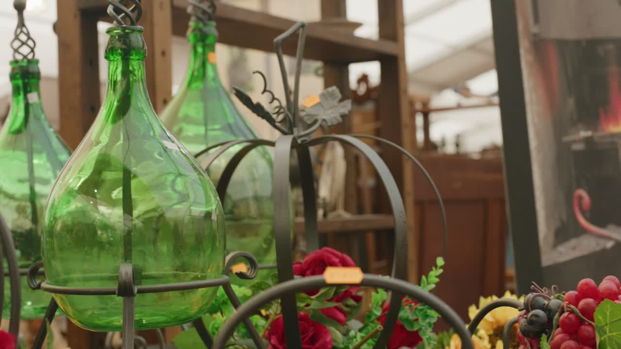 artículos decorativos hechos a mano en exhibición en el mercado balvaria en stuttgart, alemania, baden wurttemberg europa