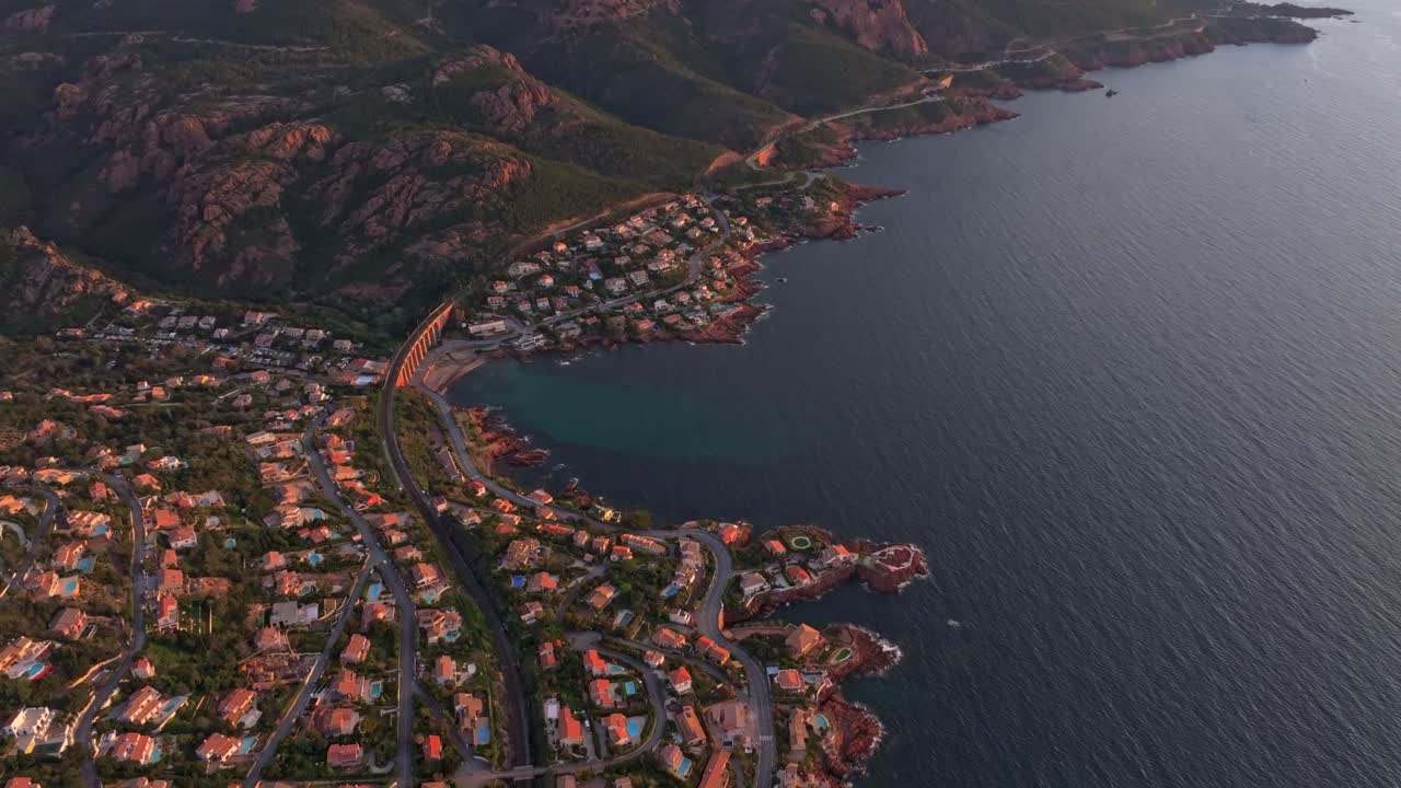 Gün doğumunun Saint-Raphael sahil evlerine vuran parıltısının havadan görünümü