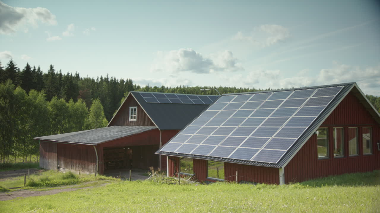 Lade med solpaneler på landet om dagen, statisk udsigt med plads til tekst