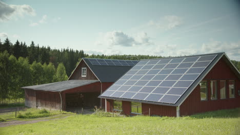 Granero-Cubierto-De-Paneles-Solares-En-El-Campo-En-El-Día,-Espacio-De-Copia-De-Vista-Estática