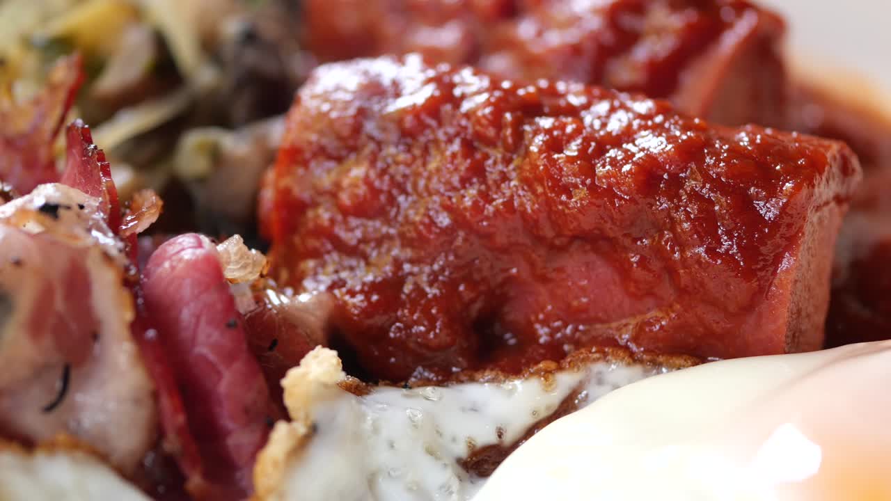 primer plano de un delicioso desayuno con tocino, huevos y salsa roja
