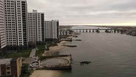 Una-Toma-Aérea-Sobre-La-Entrada-East-Rockaway-En-Nueva-York