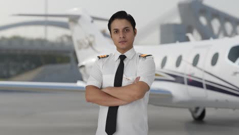 retrato de un piloto indio de pie con las manos cruzadas