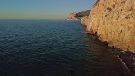 Acantilados-Costeros-Rocosos-Al-Amanecer-Con-Tranquilas-Aguas-Azules-En-Port-Ginesta,-Barcelona