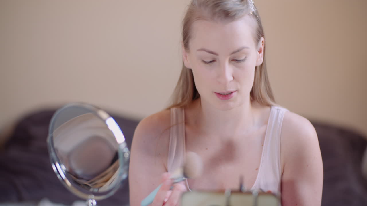 소셜 미디어에서 스트리밍되는 온라인 메이크업 코스를 운영하는 여성 메이크업 아티스트 2